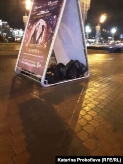 Мигранты оставляют свои вещи в центре Минска