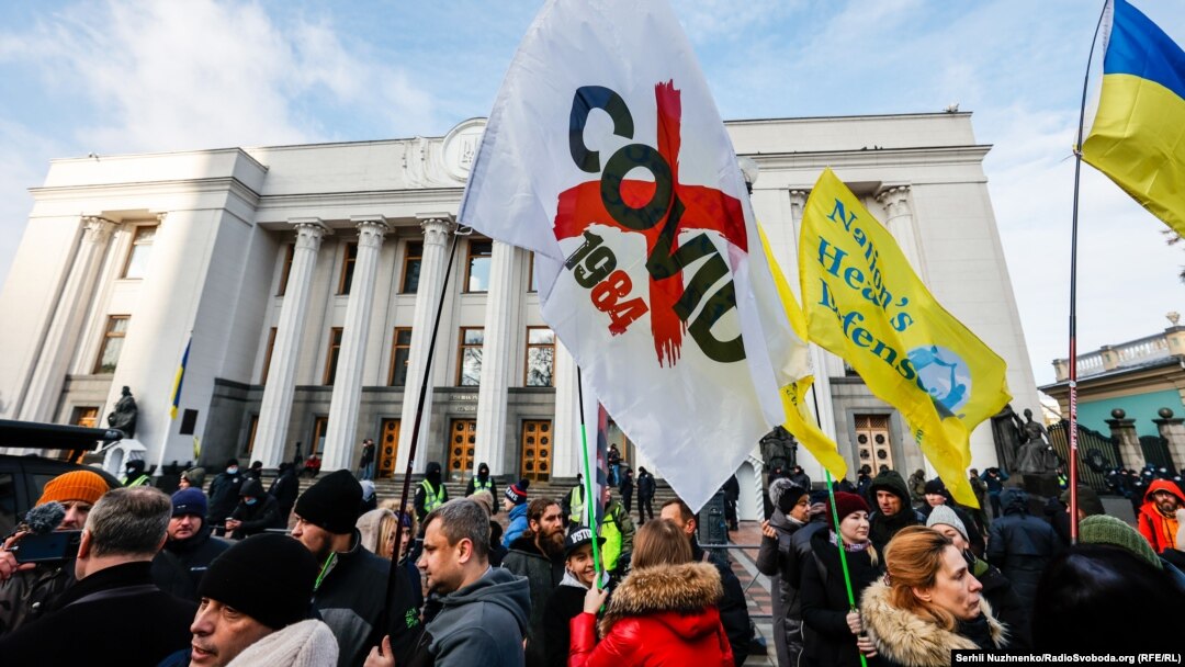 Біля будівлі Верховної Ради України зібрались близько тисячі людей із вимогою скасувати обмеження «червоної зони». Жоден з учасників не мав засобів індивідуального захисту. Київ, 24 листопада 2021 року
