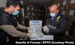 În urma unei investigații EPPO, autoritățile din Italia au confiscat peste 3,5 milioane de măști de protecție FFP2 și au sechestrat bunuri în valoare de 11 milioane de euro. Ancheta a vizat fraudă împotriva sistemului sanitar și punerea în pericol a personalului sanitar în perioada pandemiei de Covid.