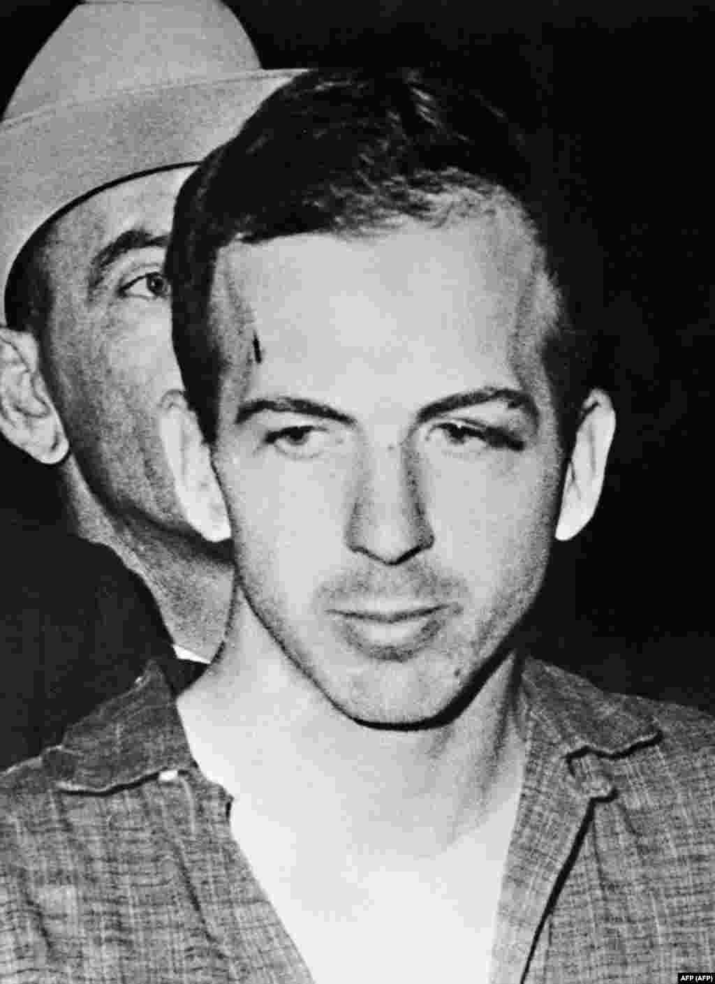 Lee Harvey Oswald&nbsp;egy tankönyvraktár hatodik emeletéről lőtt háromszor az elnöki limuzinra. Az első lövéssel a texasi kormányzót sebesítette meg, a másik kettővel halálos sérülést okozott az elnöknek a fején és a nyakán. 