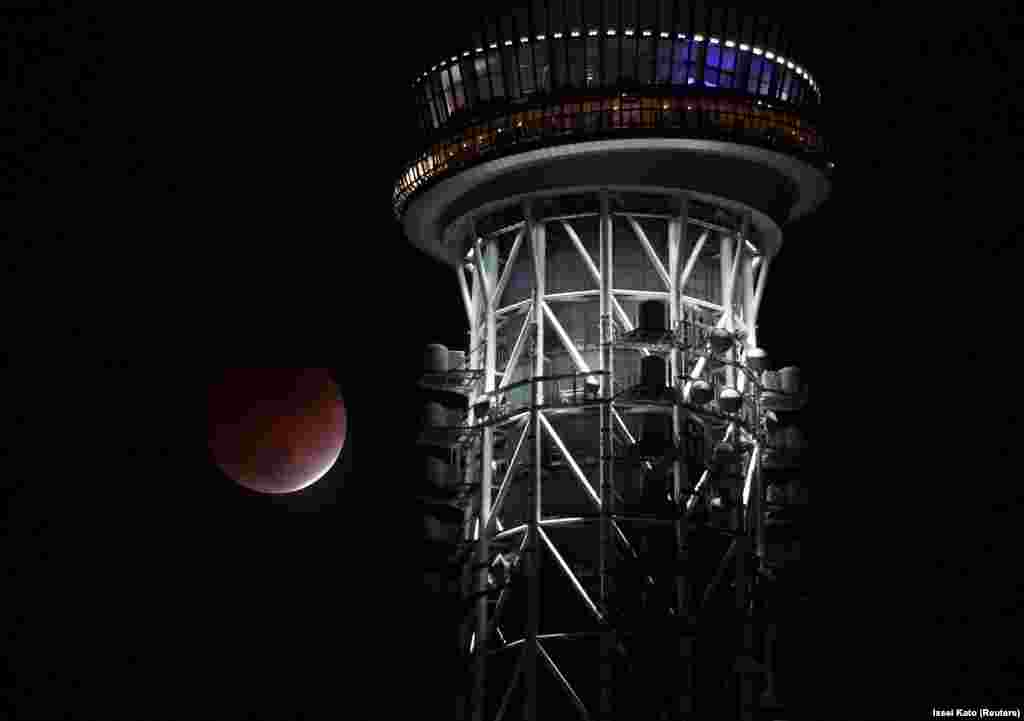 Japán: az előtérben a világ legmagasabb adótornya, a tokiói Sky Tree látható.