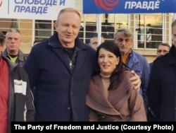 Dragan Gjilas dhe Marinika Tepiq, zyrtarë të Partisë për Liri dhe Drejtësi, Nëntor 2021.