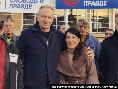 Dragan Gjilas dhe Marinika Tepiq, zyrtarë të Partisë për Liri dhe Drejtësi, Nëntor 2021.