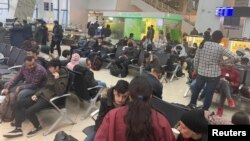 Иракские мигранты в аэропорту Минска
