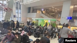Иракчани чакат на летището в Минск да се качат на полет за Ебрил.