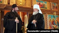Епископ Диомид (слева) и митрополит Кирилл, будущий патриарх РПЦ, архив
