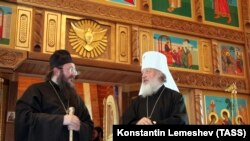 Епископ Диомид и будущий патриарх РПЦ Митрополит Кирилл, архив