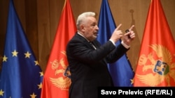 Premijer Zdravko Krivokapić (na fotografiji, novembar 2021.) preuzeo je 24. januara 2022. godine Ministarstvo pravde i ljudskih i manjinskih prava, što pravnik Radulović vidi kao jedan od apsurda jer premijer nije pravnik.