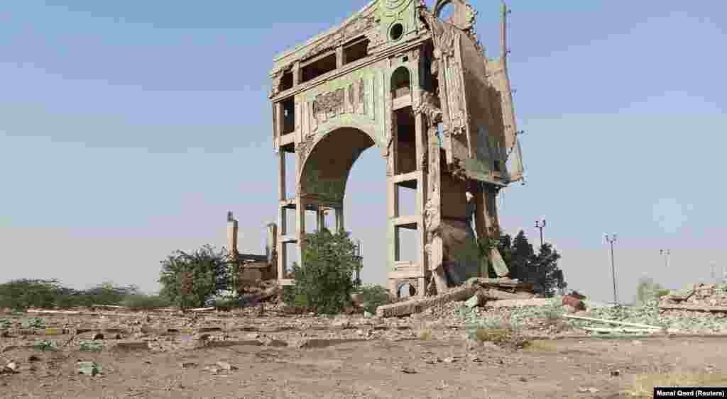 Поврежденная в результате боев арка на окраине Ходейды, 13 ноября. В этом месяце портовый город на Красном море был захвачен силами хуситов. По сообщению AP, альянс против хуситов, возглавляемый Саудовской Аравией, тесно сотрудничал с &laquo;Аль-Каидой&raquo; в Йемене