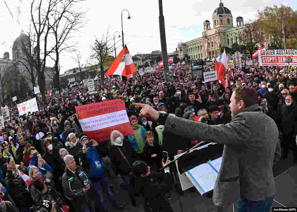 Kreu i Partisë së Lirisë së Austrisë, Michael Schnedlitz, duke folur gjatë një tubimi në Vjenë, Austri, kundër masave për luftimin e koronavirusit. (20 nëntor)