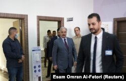 مارشال خلیفه حفتر (وسط) مرد قدرتمند شرق لیبی، به هنگام ثبت نام برای نامزدی در انتخابات ریاست جمهوری در مرکز بنغازی