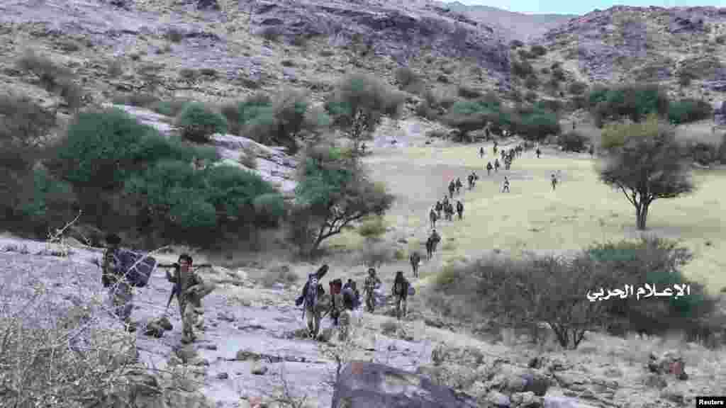 Luftëtarët huthi duke ecur drejt vijës së frontit, në distriktin Al-Xhubah, në provincën jemenase të Maribit. Huthit janë lëvizje e formuar në vitet e 1990-ta, nga minoriteti shi&rsquo;it i Jemenit.