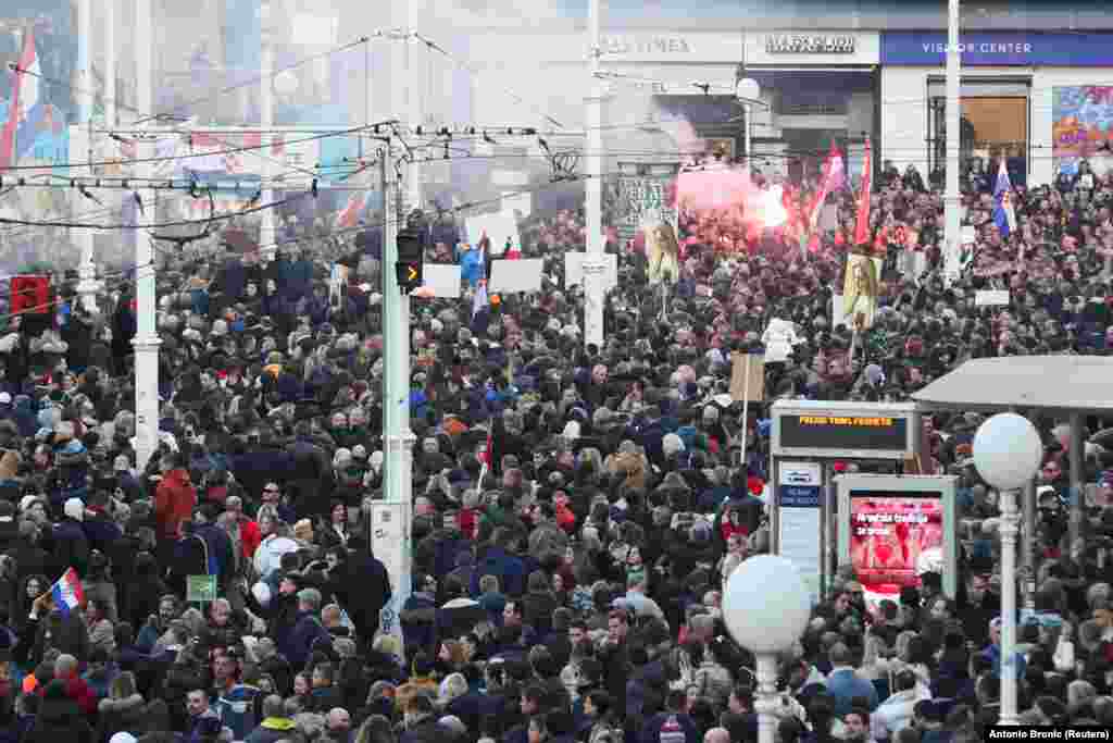 Tymi shihet duke u ngritur në ajër nga një zjarr, teksa demonstruesit në Zagreb, Kroaci, protestonin kundër masave për luftimin e pandemisë së koronavirusit. (20 nëntor)