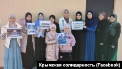 Жителі різних районів півострова фотографуються з портретами Семедляєва із закликом його звільнити та викладають у соціальні мережі