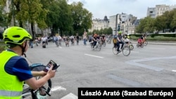 Ez egy négysávos brüsszeli körforgalom – csak biciklisekkel 2021. szeptember 19-én