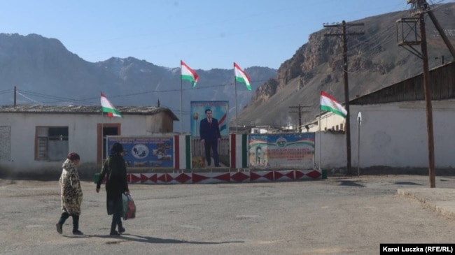 Nemzeti zászlók és propagandaplakátok lobogtak az afgán határhoz közeli tádzsik város utcáin.