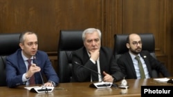 Hakim Vətəndaş Müqaviləsi partiyasının deputatları Artur Hovanisyan (solda), Andranik Koçaryan (ortada) və Eduard Ağacanyan mətbuat konfransında