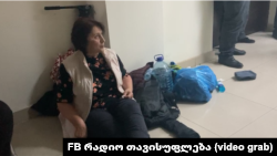 "ნაციონალური მოძრაობის" წევრი მაია კალანდია ერთ-ერთია, ვინც პოლიციამ ზუგდიდის საკრებულოს სხდომათა დარბაზიდან იძულებით გაიყვანა