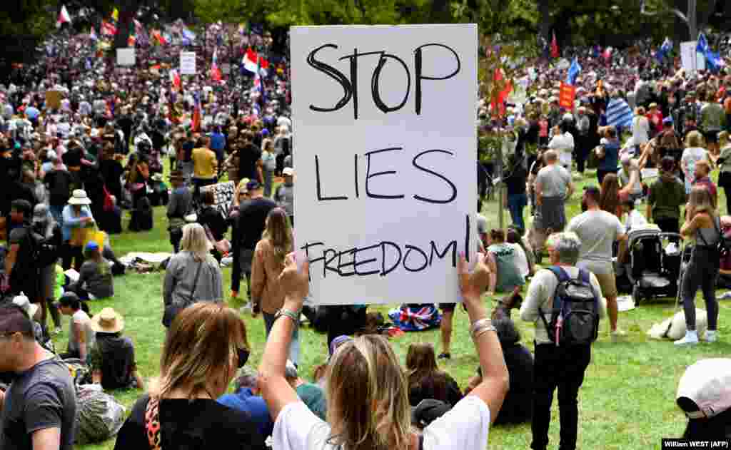 Ljudi u Melbourneu, Australija, pokazuju protestne poruke tokom skupa protiv izolacije i vakcinacije kao mjera za borbu protiv pandemije korona virusa, 20. novembra 2021.