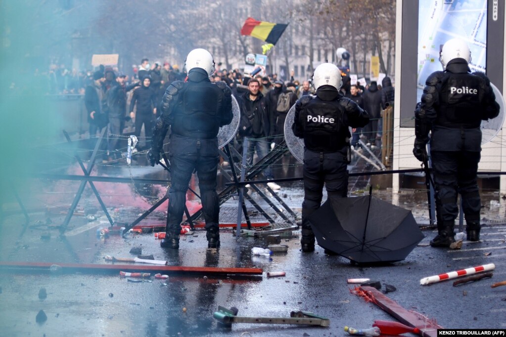 Protestuesit duke u përleshur me policinë në Bruksel, gjatë një demonstrate kundër masave të qeverisë së Belgjikës për të frenuar përhapjen e koronavirusit, dhe kundër vaksinimit të detyrueshëm. (21 nëntor)