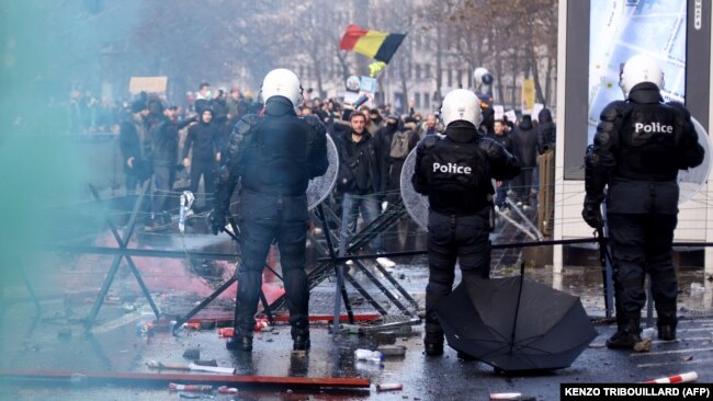 Protesta nëpër botë kundër masave të izolimit