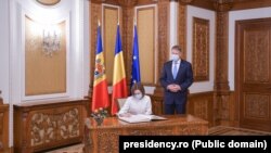 Vizita Președintelui Republicii Moldova, Maia Sandu, este prima vizită oficială în România pe care aceasta o efectuează după alegerile anticipate din 11 iulie 2021, câștigate de partidul său, PAS, pro-european.