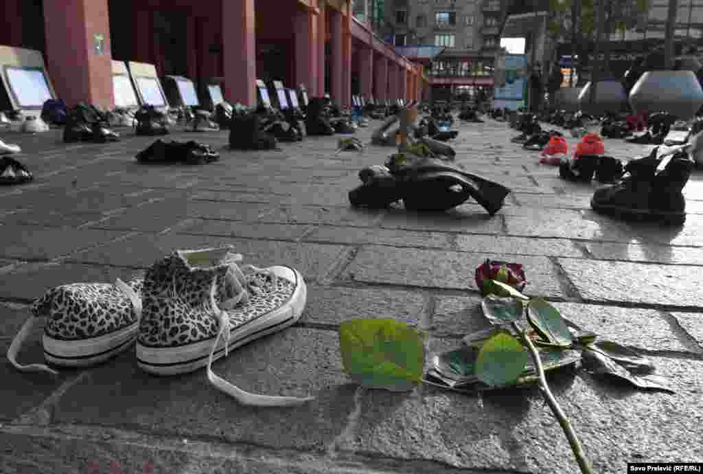 O instalație cu 2230 de pantofi care simbolizează numărul victimelor Covid-19, este expusă în fața Ministerului Sănătății din Muntenegru.