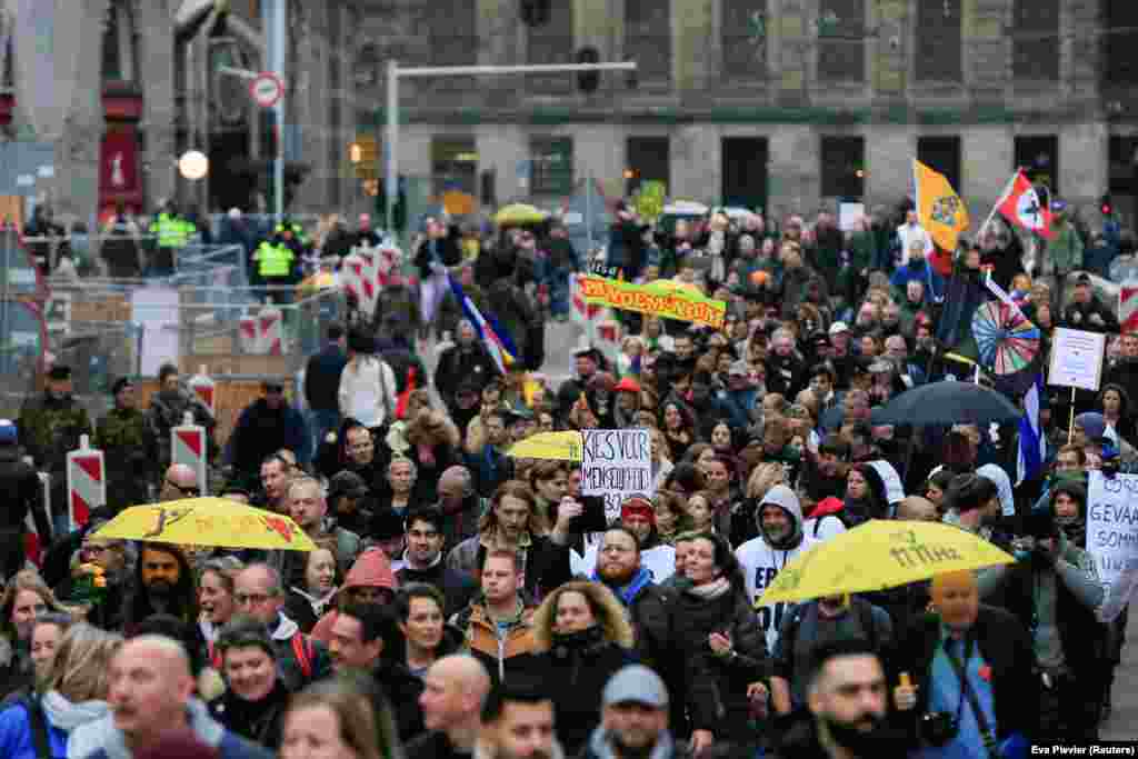 Njerëzit duke protestuar në Amsterdam, Holandë, gjatë demonstratave kundër masave anti-COVID. (20 nëntor)