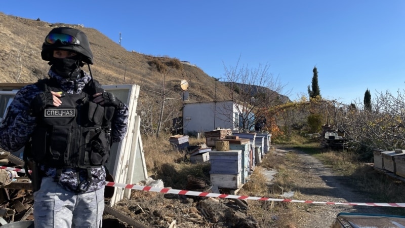 Ekskavatorlar, «acele yardım», OMON: Qırımda qırımtatar milliy areketiniñ veteranı Rustem Üseinovnıñ evini yıqalar