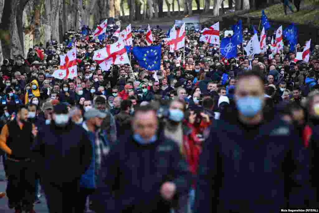 Митинг в поддержку объявившего голодовку в тюрьме экс-президента Грузии Михаила Саакашвили в Тбилиси, 15 ноября. Саакашвили, возглавлявший Грузию с 2004 по 2013 год, был арестован вскоре после возвращения на родину. До этого он жил в Украине&nbsp;