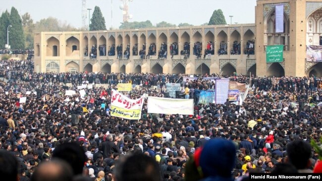 در سال‌های اخیر بارها نسبت به عدم رسیدگی به بحران آب در سراسر ایران به ویژه در اصفهان تجمع‌های اعتراضی برگزار شده است