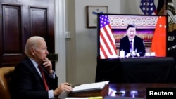 Presidenti i SHBA-së, Joe Biden flet virtualisht me udhëheqësin kinez, Xi Jinping nga Shtëpia e Bardhë në Uashington, SHBA. 15 nëntor 2021.