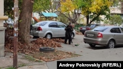 Дворник убирает опавшую листву в севастопольском дворе на улице Хрюкина
