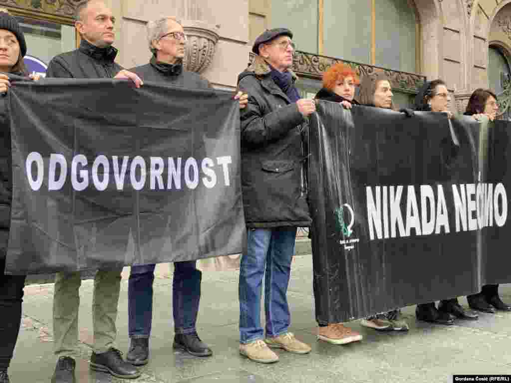 Pored toga, aktivisti su, kako su naveli, rekli i da traže od institucija Srbije da pokrenu zakonsku zabranu glorifikacije i rehabilitacije osuđenih za ratne zločine počinjene u Vukovaru i svim drugim mestima. &nbsp;