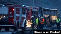 Щонайменше 46 людей загинули цієї ночі в результаті аварії автобуса, який загорівся, на заході Болгарії