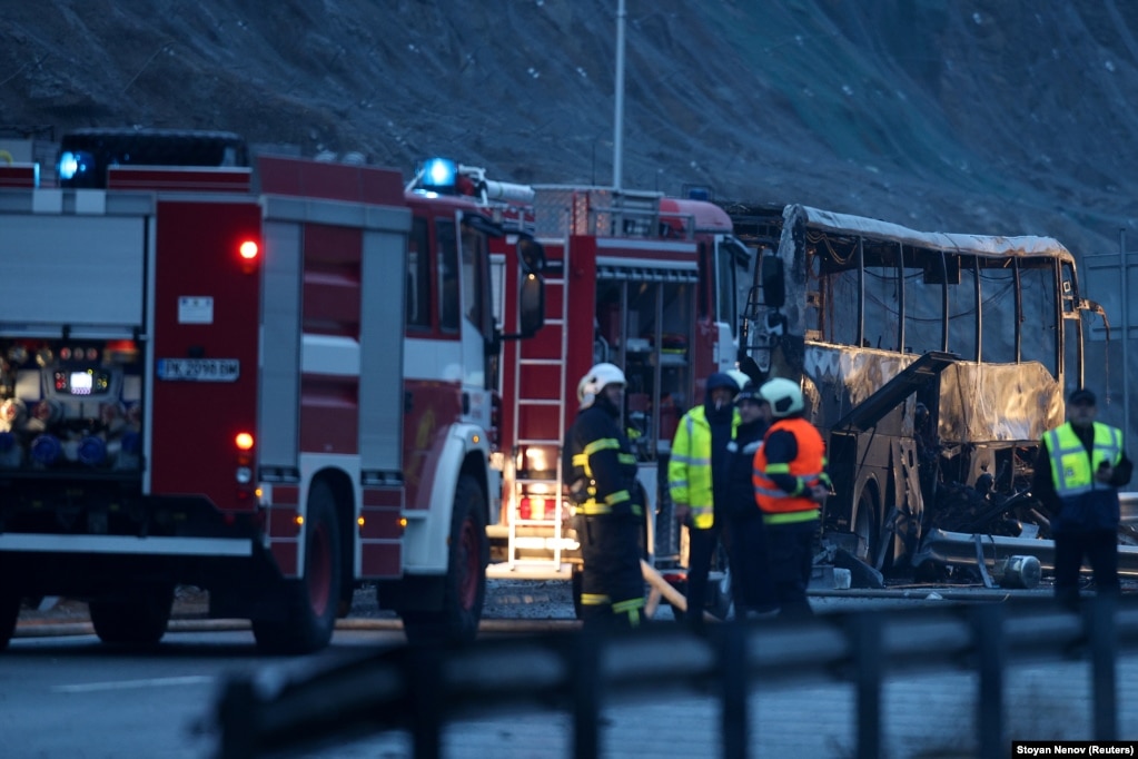 Zyrtarët duke qëndruar afër vendit ku ka ndodhur incidenti me autobus në Bullgari.