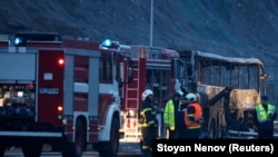 În fotografie se pot observa resturile arse ale autobuzului cu plăcuțe de înmatriculare din Macedonia de Nord. Fotografie realizată lângă satul Bosnek, Bulgaria, 23 noiembrie 2021.