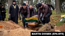 Comunitatea musulmană de tătari din regiunea poloneză Bohoniki înmormântează un migrant sirian. 18 noiembrie 2021.