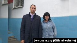 Елена и Дмитрий Бармакины у здания суда, Владивосток, Россия, 29 сентября 2020 года. Фото с сайта «Свидетели Иеговы в России»