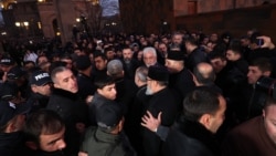 Երեկ Մայր Աթոռում Կաթողիկոսի հեռացման պահանջ փոխանցած եպիսկոպոսներին ուղեկցում էին քաղաքացիական հագուստով ուժայիններ