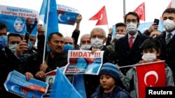 Акция протеста против визита государственного советника Китая и министра иностранных дел Ван И в турецкую столицу перед посольством Китая в Анкаре, Турция, 25 марта 2021 года.
