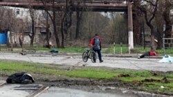 Imagine realizată în apropierea orașului Mariupol, acum câteva zile. Cadavre ale unor civili zac pe marginea drumului.