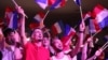 Pristalice Marine Le Pen mašu zastavama tokom njenog obraćanja nakon što je stranja "Nacionalno okupljanje" osvojila većinu na parlamentarnim izborima, 30. juni