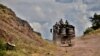 Вірменські військові везуть шини для укріплення своїх позицій поблизу села Мовсес, Нагірний Карабах, Азербайджан, 15 липня 2020 року