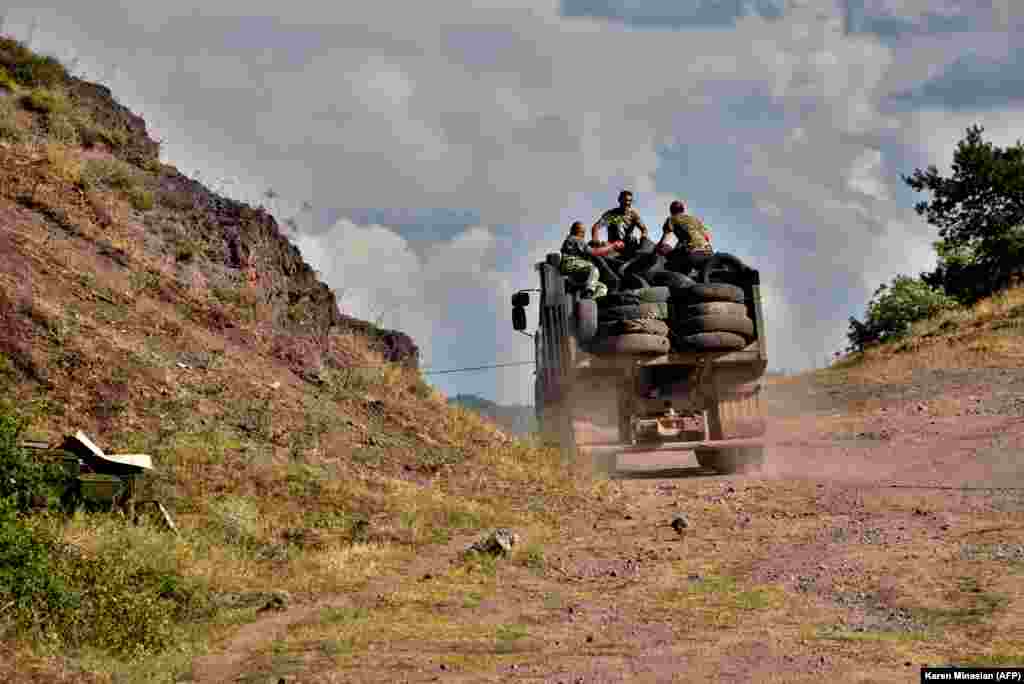 Армянские военные везут шины для укрепления своих позиций вблизи села Мовсес, Нагорный Карабах, Азербайджан, 15 июля