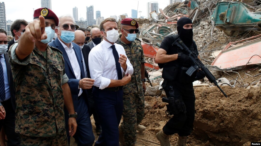 Emmanuel Macron în Beirut, imediat după explozia devastatoare din 4 august.