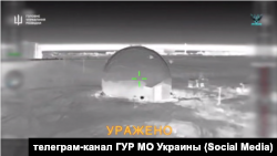 Скриншот с видео ГУР МО Украины, на котором запечатлена атака на РЛС «Валдай» под куполом в Крыму