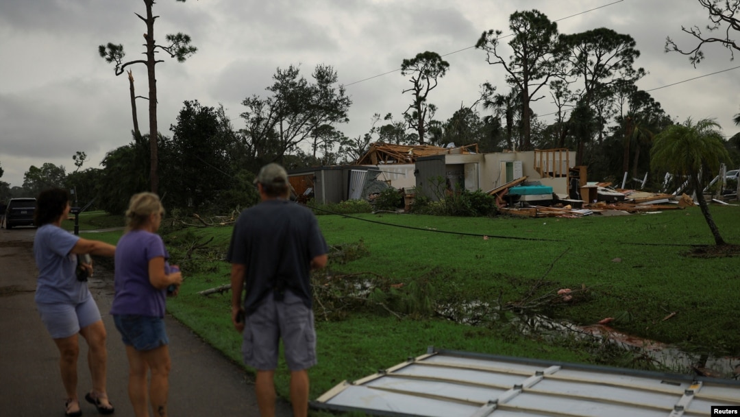 Oamenii se uită la casa lor distrusă după ce uraganul Milton a lovit Florida, SUA, pe 10 octombrie 2024