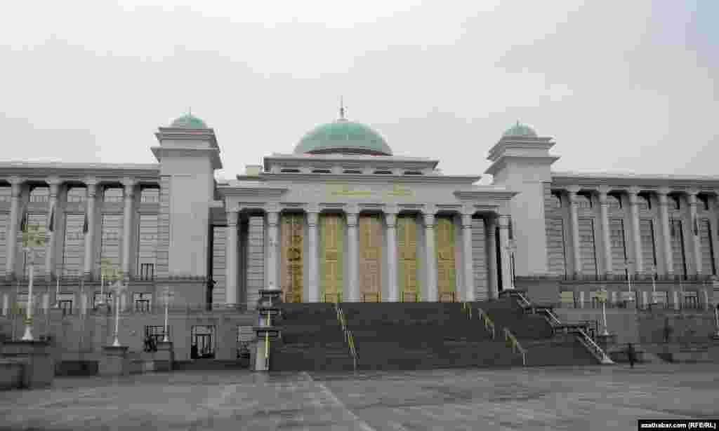 Aşgabatda Arçabil şaýolunyň ugrundaky Maslahat köşgi.