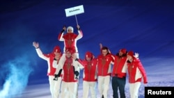 Част от българската делегация в Ливиньо - състезателите по сноуборд Радослав Янков, Александър Кръшняк, Тервел и Малена Замфирови